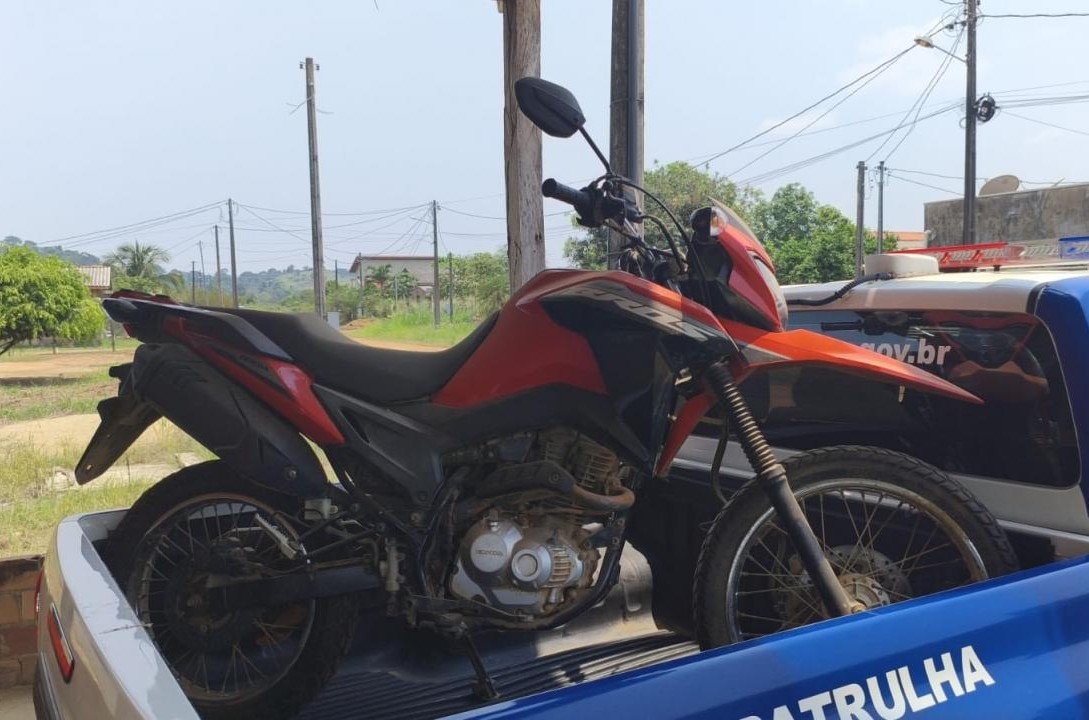 Polícia Militar recupera motocicleta furtada em residência na manhã de 12 de outubro