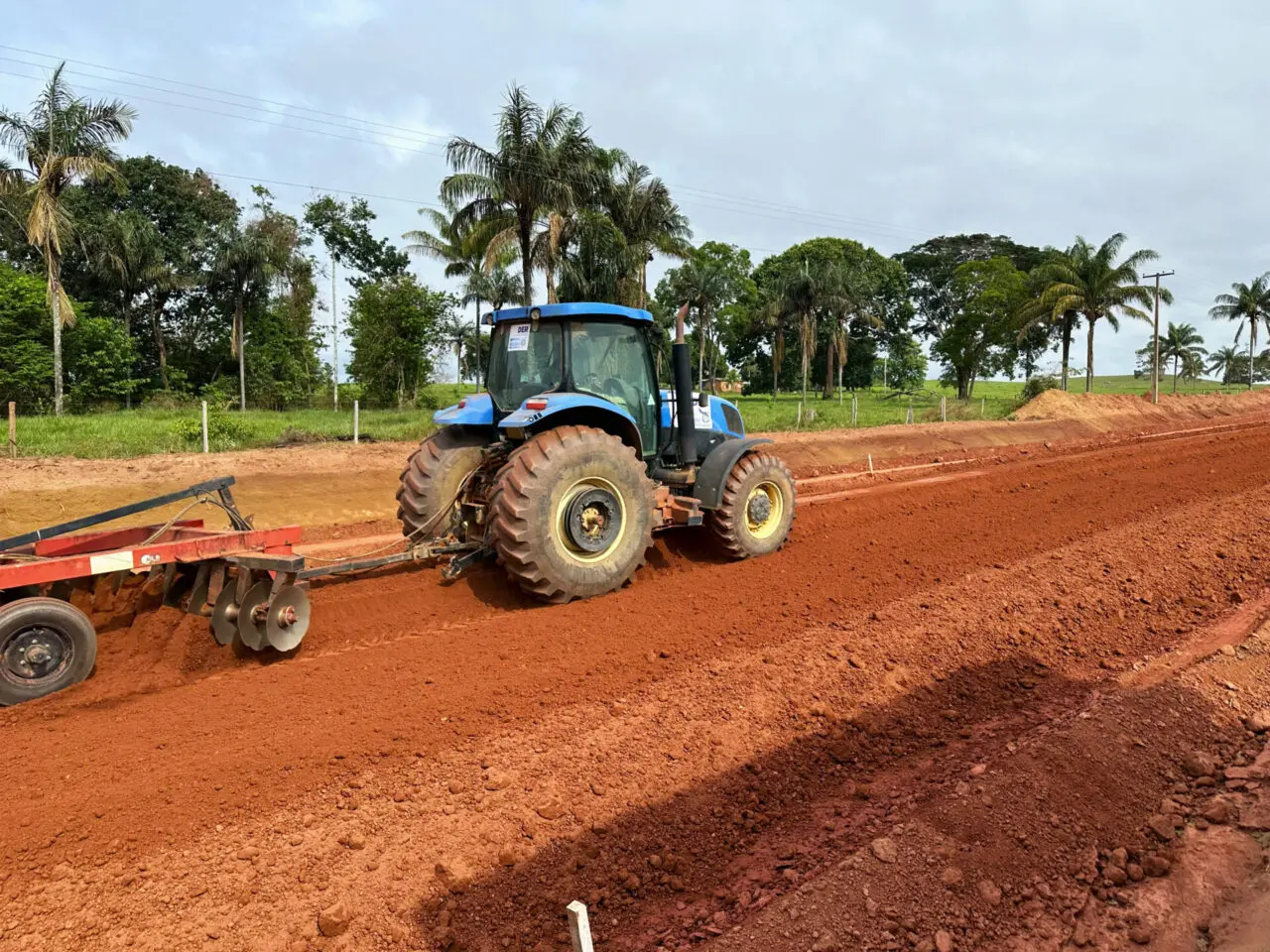 Rodovia-494 em Primavera de Rondônia recebe terraplanagem para pavimentação asfáltica