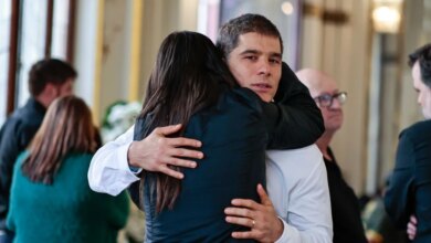 Rodrigo Vellozo se despede de Benito di Paula em velório emocionante em SP