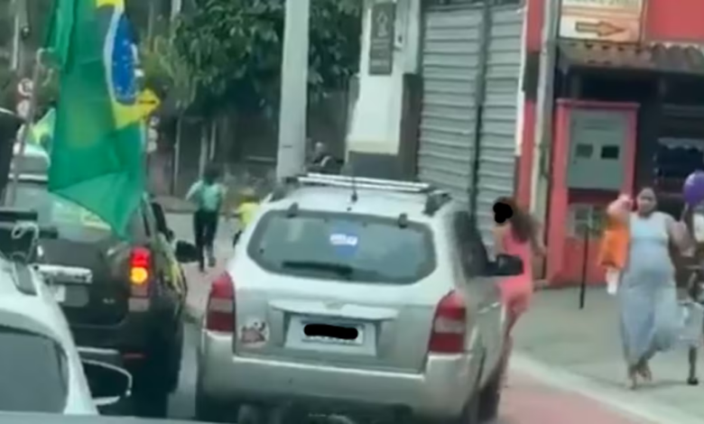 Homem atropela crianças em carreata de Flávio Bolsonaro em Ilhabela, SP Homem atropela crianças em carreata de Flávio Bolsonaro em Ilhabela, SP