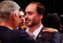 Carlos Bolsonaro visita pai em prisão domiciliar e pede desculpas emocionado