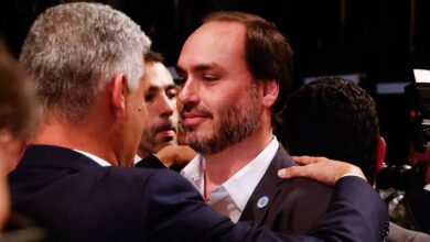 Carlos Bolsonaro visita pai em prisão domiciliar e pede desculpas emocionado