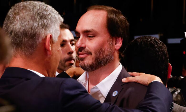 Carlos Bolsonaro visita pai em prisão domiciliar e pede desculpas emocionado