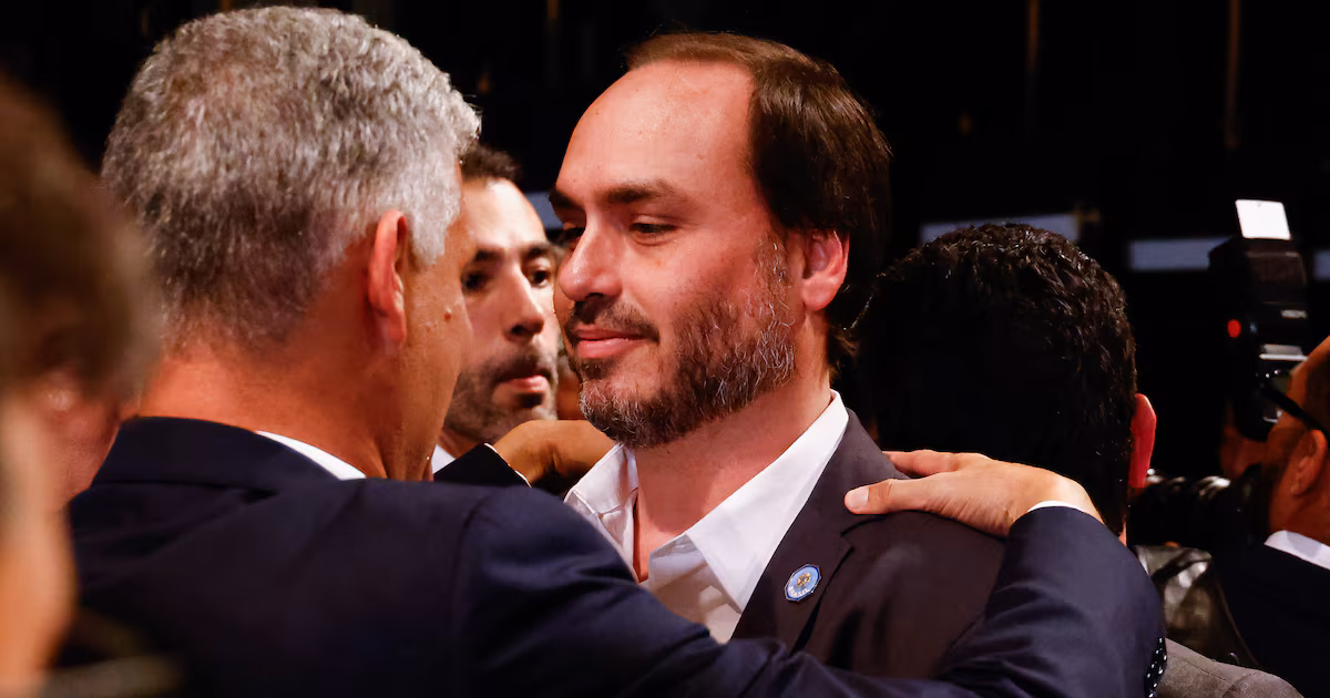 Carlos Bolsonaro visita pai em prisão domiciliar e pede desculpas emocionado