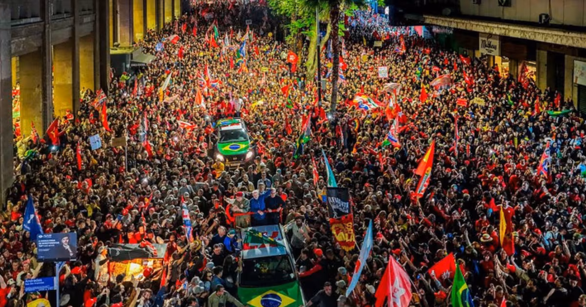 Condomínio proíbe arremesso de objetos após atos a favor de Lula em SP
