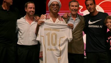 Ronaldinho retorna aos campos aos 46 anos e busca 300 gols no futebol italiano