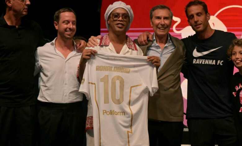 Ronaldinho retorna aos campos aos 46 anos e busca 300 gols no futebol italiano Ronaldinho retorna aos campos aos 46 anos e busca 300 gols no futebol italiano