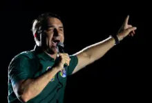 Polícia Federal rastreia saída de Flávio Bolsonaro após cancelamento de passaportes