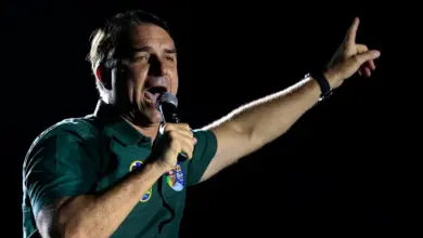 Polícia Federal rastreia saída de Flávio Bolsonaro após cancelamento de passaportes