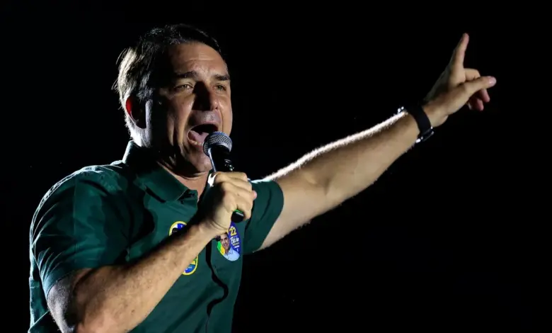 Polícia Federal rastreia saída de Flávio Bolsonaro após cancelamento de passaportes