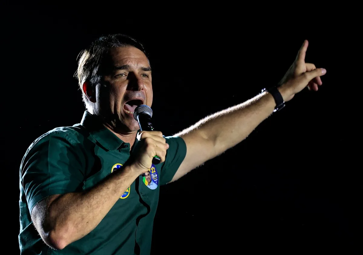 Polícia Federal rastreia saída de Flávio Bolsonaro após cancelamento de passaportes