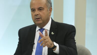Flávio Bolsonaro é criticado por carta golpista e admite falta de provas sobre fraude eleitoral