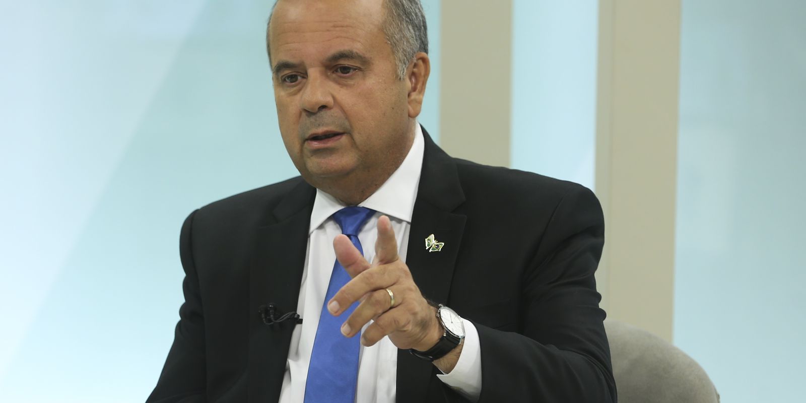 Flávio Bolsonaro é criticado por carta golpista e admite falta de provas sobre fraude eleitoral