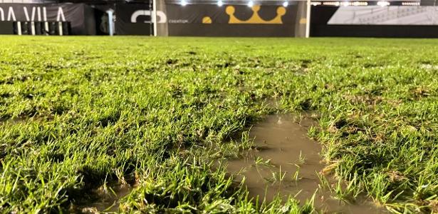 Chuva revela gramado em péssimas condições na Vila Belmiro em jogo tenso entre Santos e Bahia