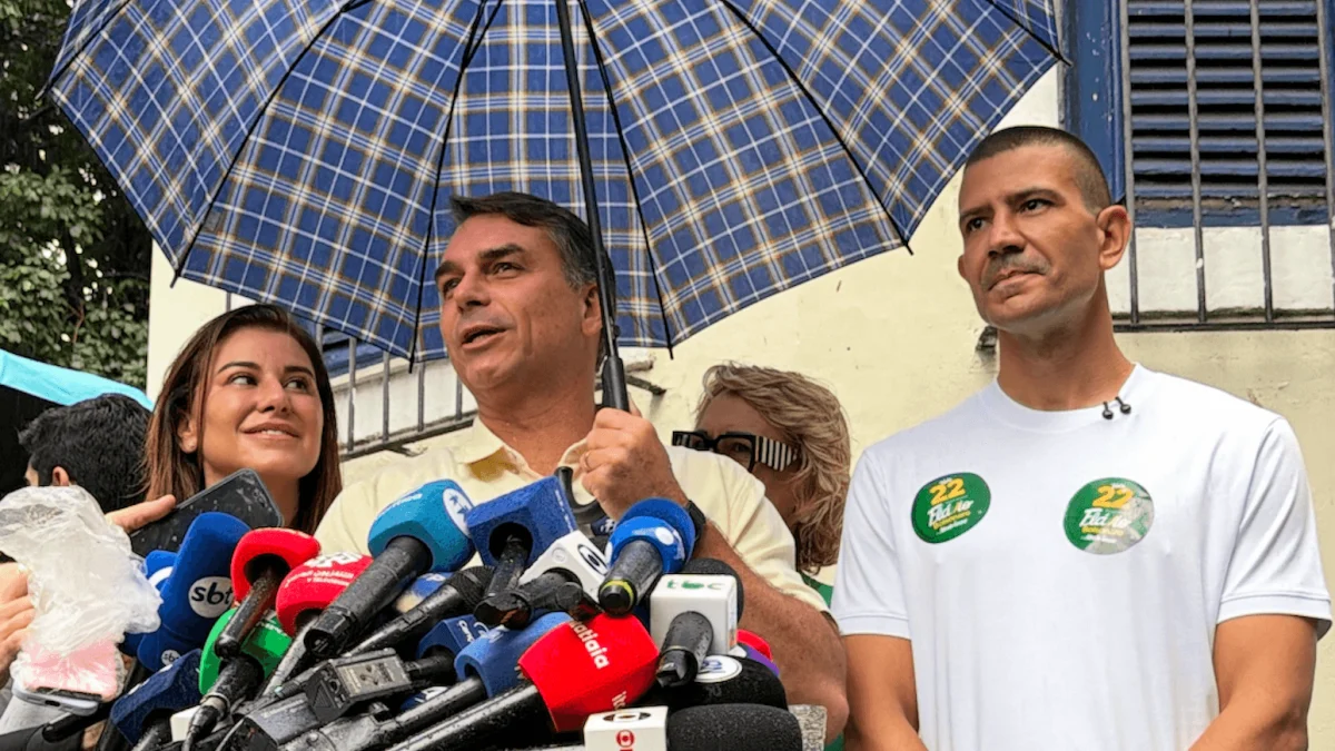 Flávio Bolsonaro afirma que “esperança virou medo” após votar no Rio Flávio Bolsonaro afirma que “esperança virou medo” após votar no Rio