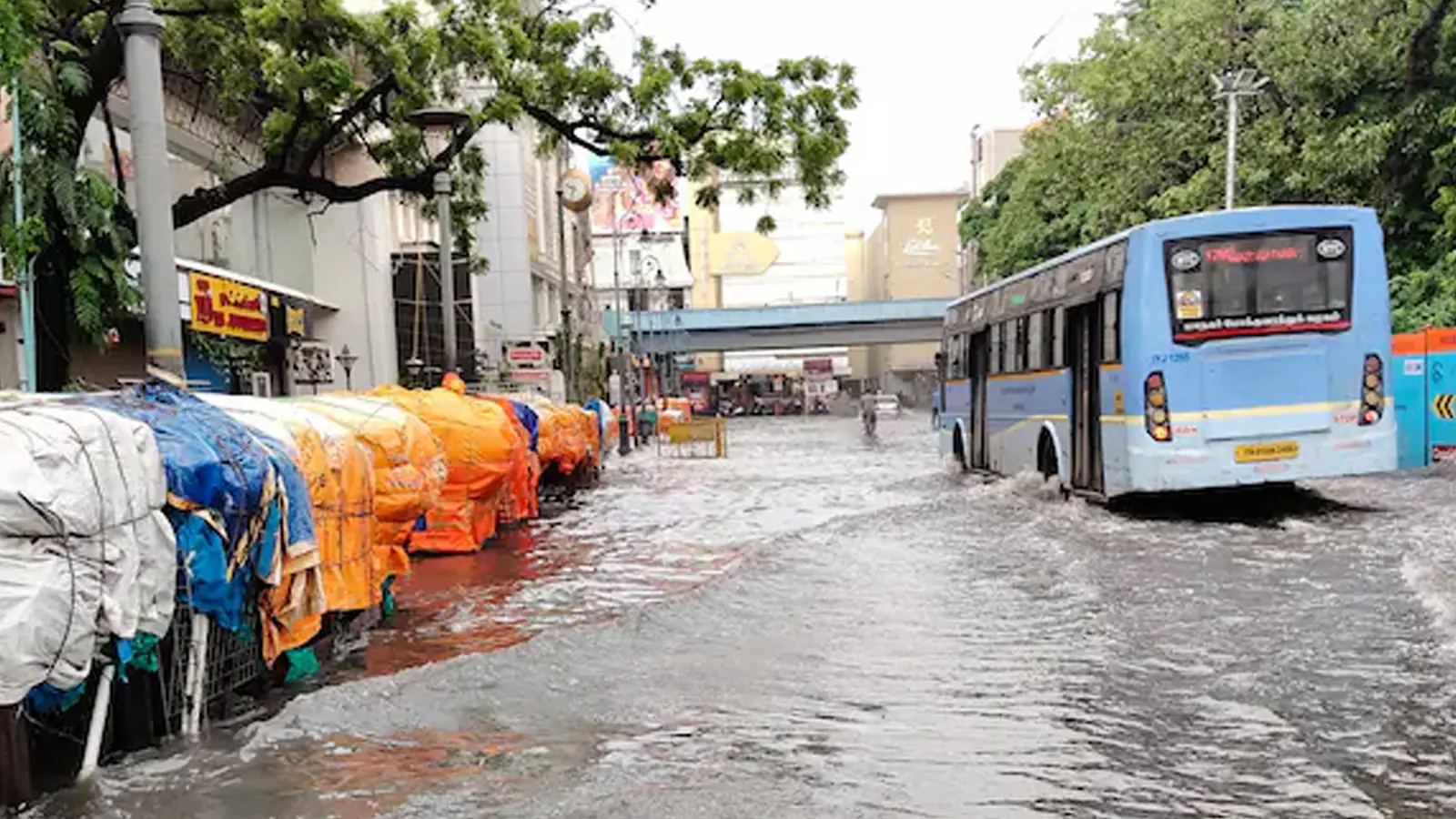 Chuva intensa causa feriado escolar em Chennai e alerta sobre mais tempestades
