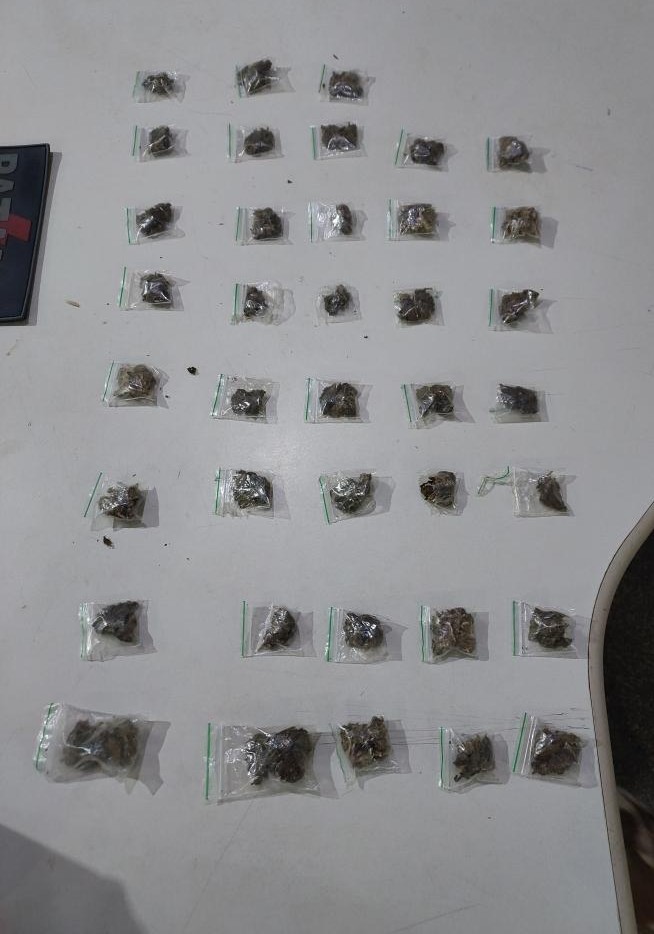 Motociclista tenta fugir da polícia em alta velocidade e é preso com 38 drogas