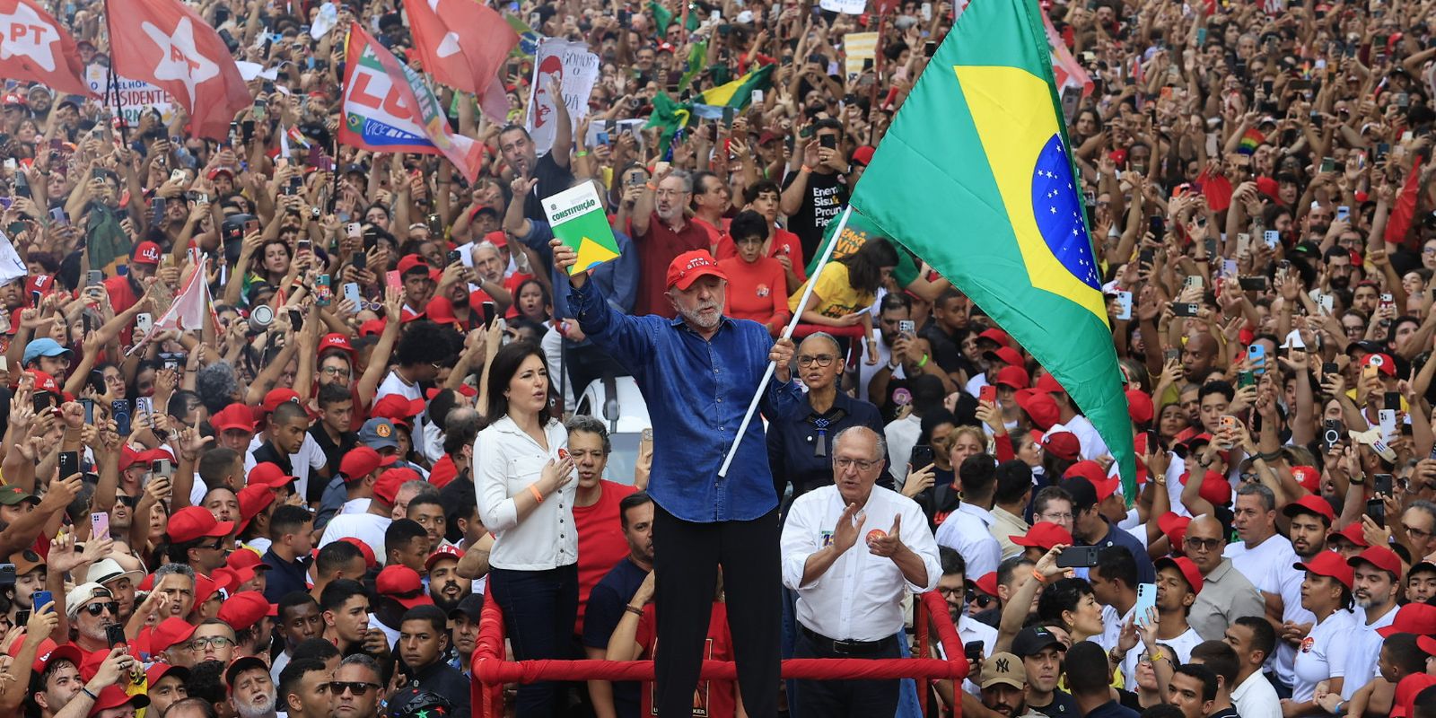 Lula é reeleito presidente em eleição com 51,75% dos votos válidos no Brasil