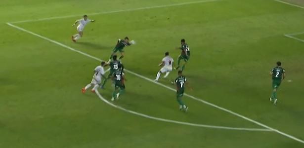 Ex-árbitros divergem sobre pênalti em lance controverso entre Santos e Palmeiras