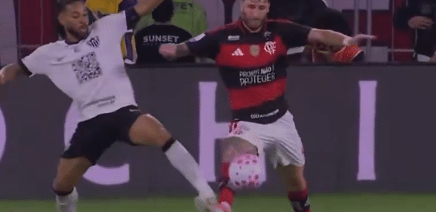 Pênalti polêmico gera debates entre ex-árbitros sobre lance decisivo em Flamengo x Galo Pênalti polêmico gera debates entre ex-árbitros sobre lance decisivo em Flamengo x Galo