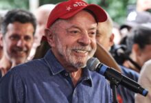 Lula faz apelo emocionado em passeata histórica na Avenida Paulista e provoca polêmica