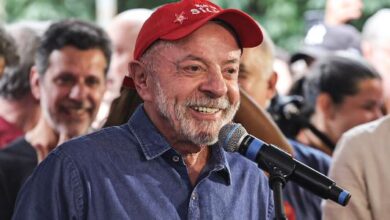 Lula faz apelo emocionado em passeata histórica na Avenida Paulista e provoca polêmica