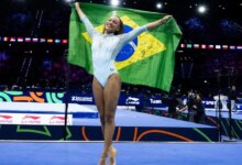 Rebeca Andrade conquista tricampeonato no salto e brilha no Mundial de Ginástica