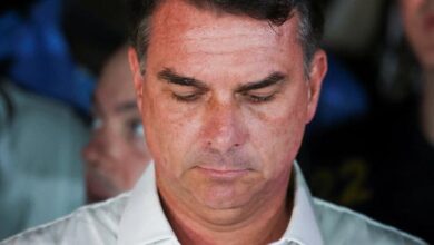Flávio Bolsonaro denuncia fraude eleitoral e busca segurança nos EUA após perseguições políticas
