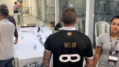Inteligência artificial emociona Pedrinho com homenagem inédita em evento político